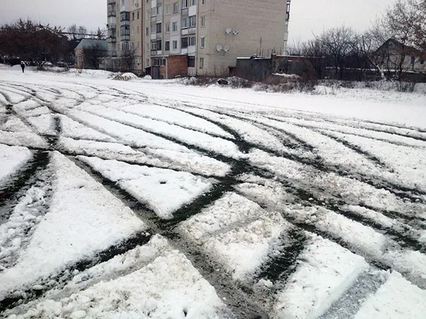 На футбольному полі «Волині» невідомі влаштували автогонки (фото, відео)