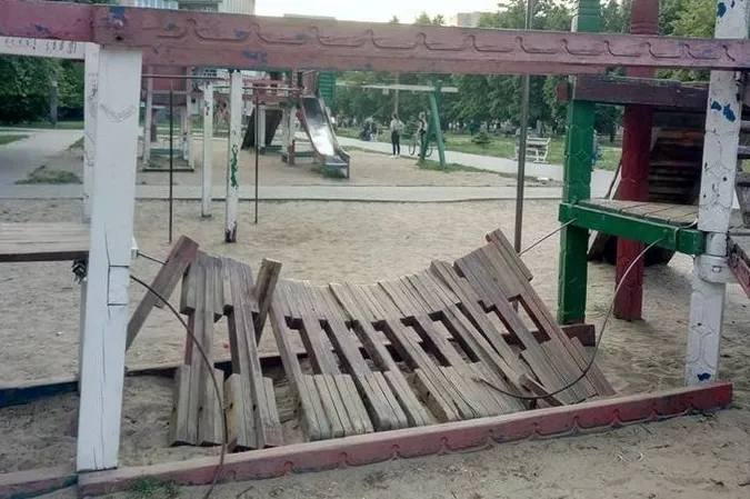 У Луцьку просять відремонтувати аварійний дитмайданчик