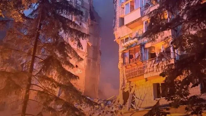 У Києві росіяни знищили цілий під'їзд багатоповерхівки: моторошне відео