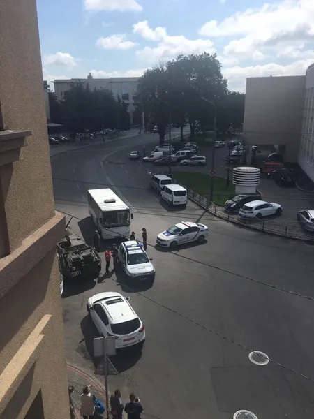 Захоплення заручників у центрі Луцька: що відбувається на місці (ФОТО)