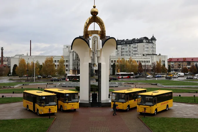 «Автобуси для нас надзвичайно необхідні»: громади на Волині отримали шкільний транспорт (фото)