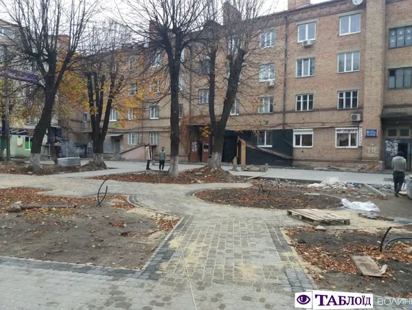 Мінімум бруківки, нові лавки та цікаві ліхтарі: реконструкція старого квіткового ринку (фото)
