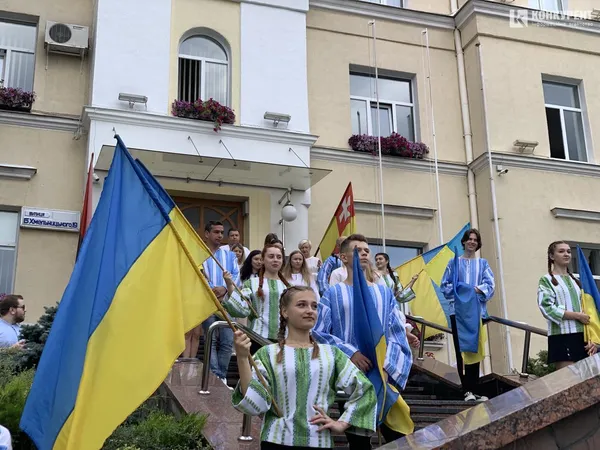 День прапора: як у Луцьку піднімали державний стяг (фото)