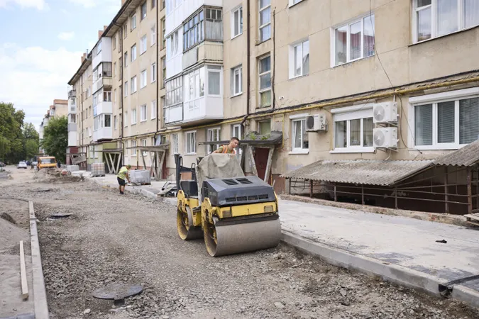 У Луцьку триває ремонт прибудинкових територій: роботи планують завершити до середини серпня (фото)