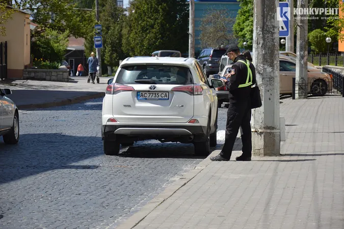 У центрі Луцька інспектори з паркування «ловлять» порушників  (фото)