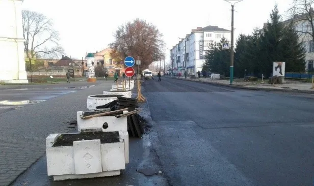 Безкарна халтура «Аміли» у Володимирі: документи в порядку, ремонт на «трієчку»
