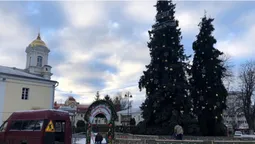 Час "після свят" настав: у Луцьку з центральних ялинок знімають прикраси (фото)