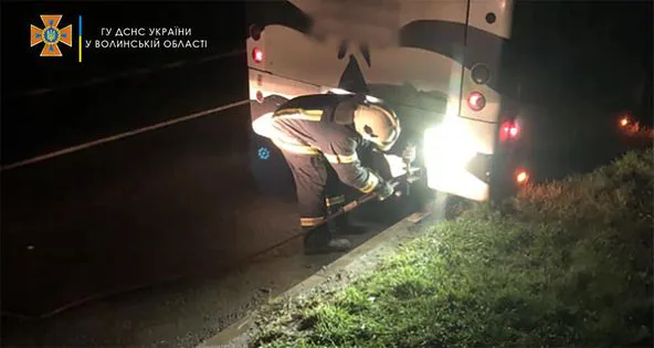 На Волині легковик з дітьми та автобус з пасажирами вночі застрягли у багнюці (фото)