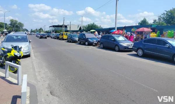Елітні авто, пончики і ТЦК: на Світязі – ніде яблуку впасти (фото)