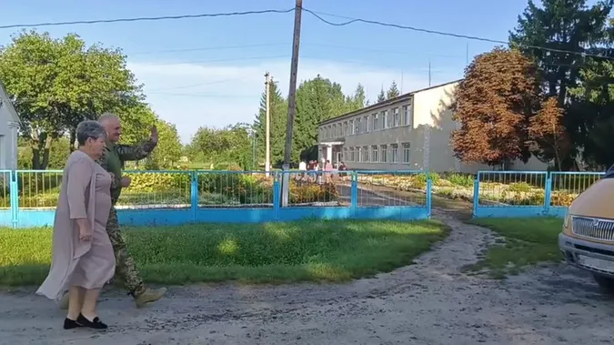 Зворушливе повернення: з фронту до дітей на Волинь приїхав їхній вчитель (фото)