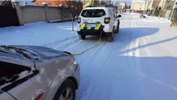 Як волинські поліцейські рятували автомобілістів (фото)