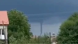 Неподалік від Волині вирує величезний смерч (відео)