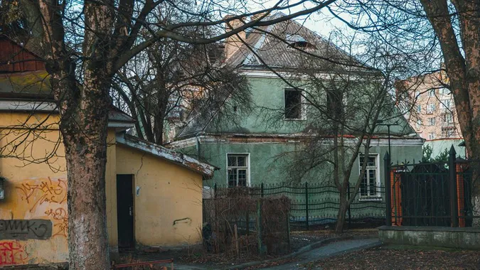 У Луцьку розчистили хащі біля занедбаного будинку на Ярощука (фото)