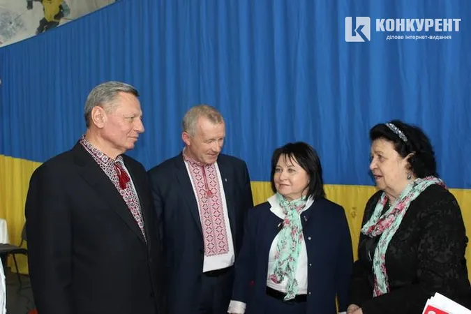 Луцькі чиновники вийшли на роботу у вишиванках (фото)