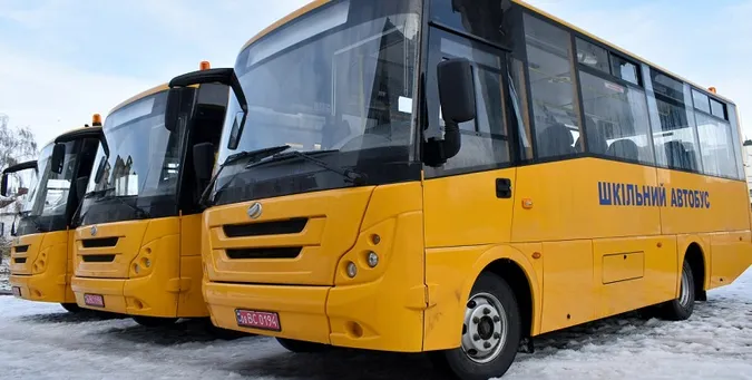 На Волині три громади отримали нові шкільні автобуси (фото)