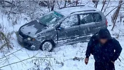 Біля Забороля «шумахера» на Mitsubishi знесло у кювет (фото)