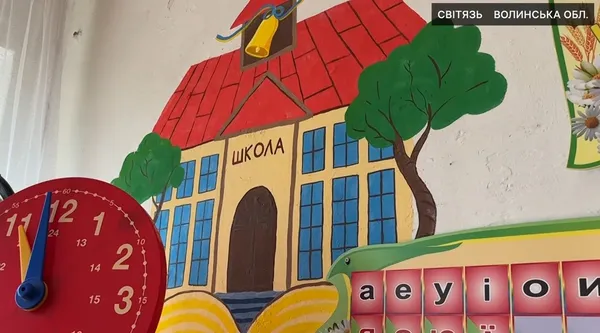 Замість сірих стін – картини: художниця зі Світязя перетворила школу на мистецький простір (фото)