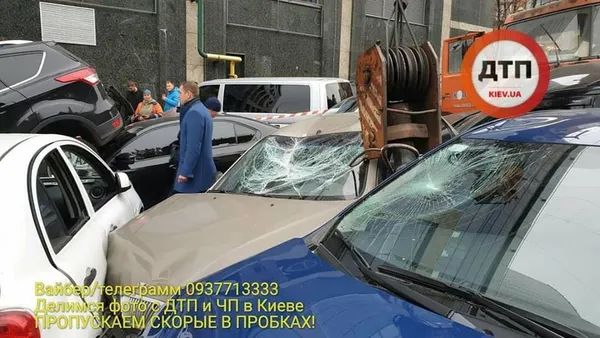 Масштабна аварія в Києві: автокран «зім'яв» 18 автомобілів (фото, відео)