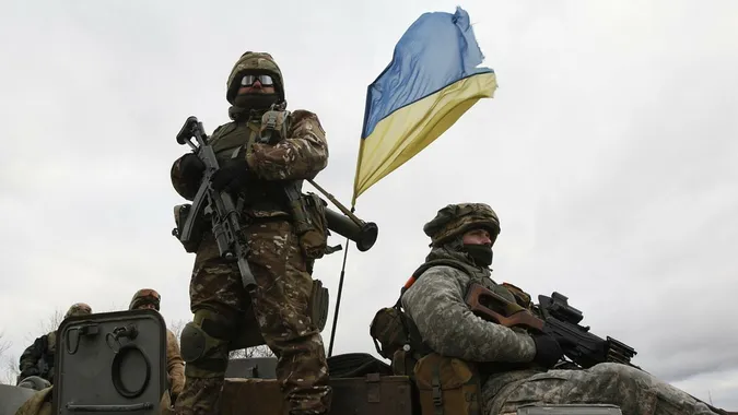 Українські військові знайшли уламки горщиків XVIII ст. і передали в музей (фото)