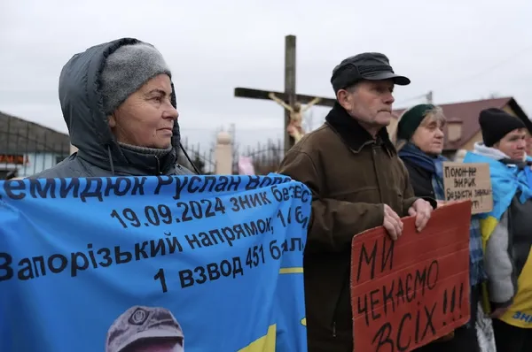 Десятки людей з прапорами та гаслами: у Володимирі вийшли на мирну акцію (фото)