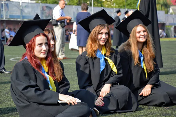 А студенти, втомлені кількаметровою ходою, спекою та чорними накидками, не перебирали: сідали на прохолодний газон