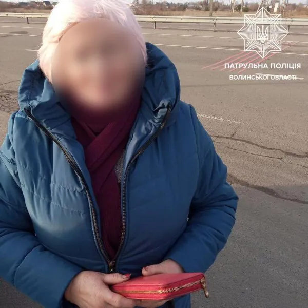 На Волині патрульні повернули власниці загублений гаманець