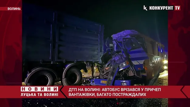 Шестеро потерпілих: у Луцькому районі автобус врізався у причіп (фото, відео)