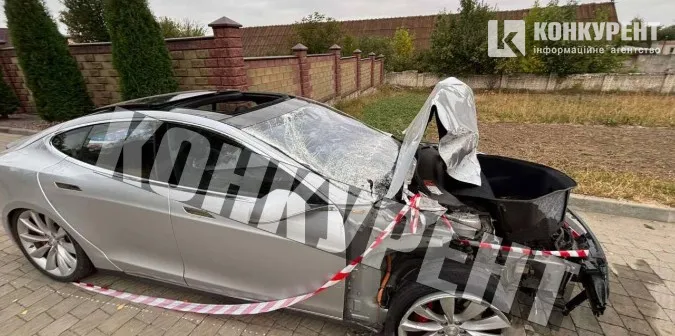 П'яний водій втікав від поліції на побитій «теслі» : деталі ДТП у Луцьку (фото, відео)