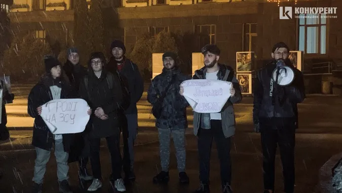 Активісти під стінами університету