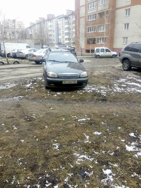 Бордюри ніби медом помазані: муніципали показали автохамів (фото)