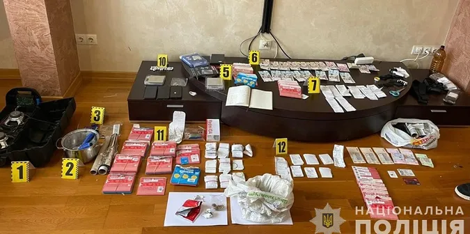 Ховали в одязі: волинські поліцейські викрили масштабну схему торгівлі метадоном (фото, відео)
