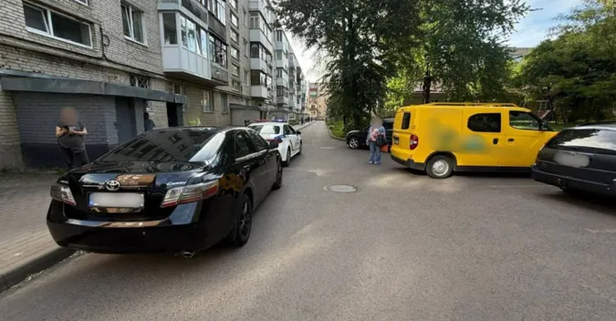 У Луцьку п'яний шофер задом влупився в припарковане авто