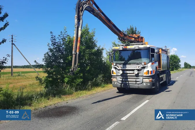 На Волині «латають» вибоїни на дорогах – водіям радять бути обачними (фото, відео)