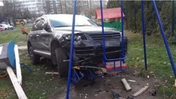 П'яний поліцейський протаранив три автівки та влетів у дитячий майданчик (фото, відео)