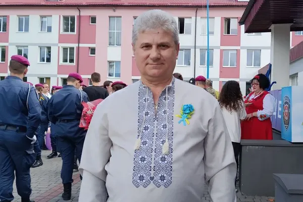 Спеціально взяв відпустку: до ліцею в Луцьк на останній дзвоник приїхав директор-військовослужбовець (відео)