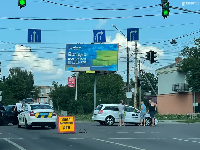 У Луцьку на Дубнівській легковик врізався в таксі (фото)
