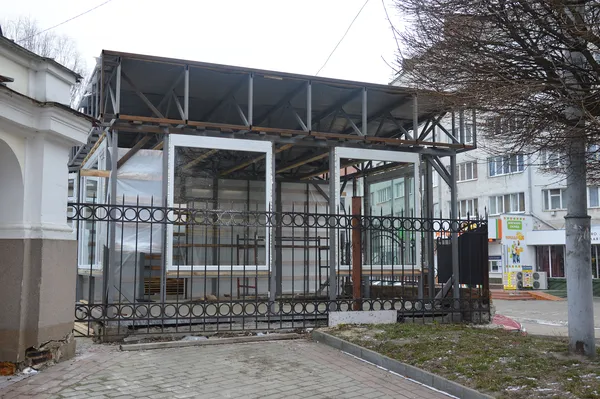 У центрі Луцька будують церковний магазин (фото)