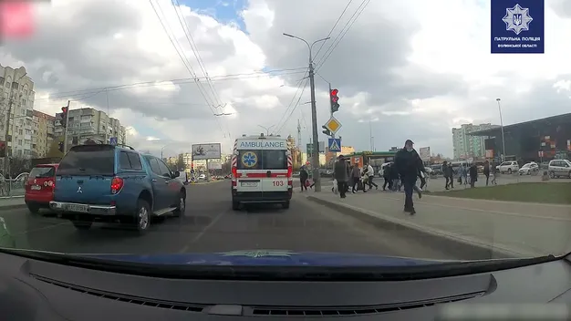 Волинські патрульні супроводжували «швидку», в якій відмовили спецсигнали (відео)