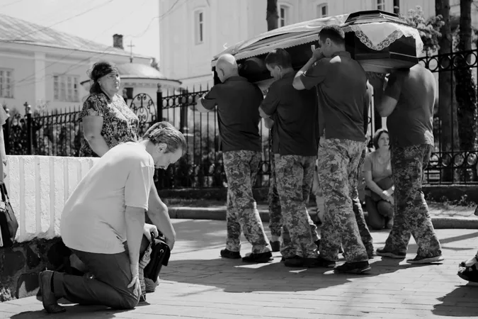 Віддали життя за нас: Луцьк на колінах попрощався з двома захисниками (фото, відео)