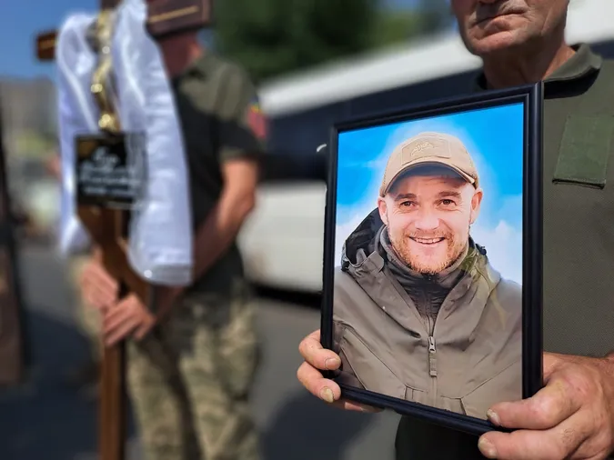 Лишилося двоє синів: у Ковелі попрощалися з матросом Володимиром Гузем (фото)