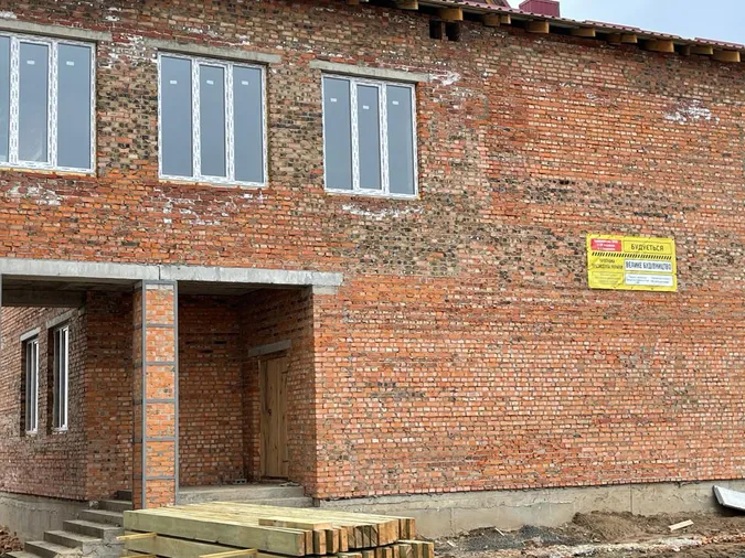Показали, як зводять вистраждану школу в Башликах (фото)
