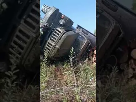 На Волині перекинувся лісовоз з деревиною (відео)