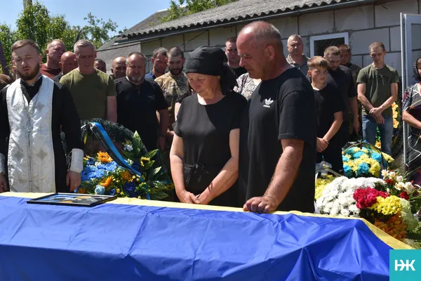 Замість весільного – коровай на похороні: на Волині попрощалися з воїном Володимиром Черевком (фото, відео)