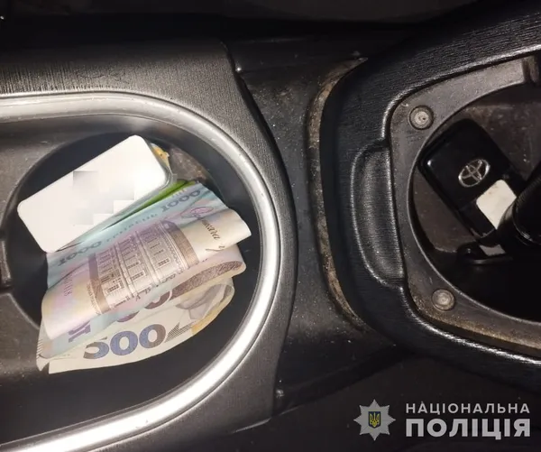 Врізався у стовп і злетів у кювет: під Луцьком п'яний водій тицяв гроші поліцейським (фото)