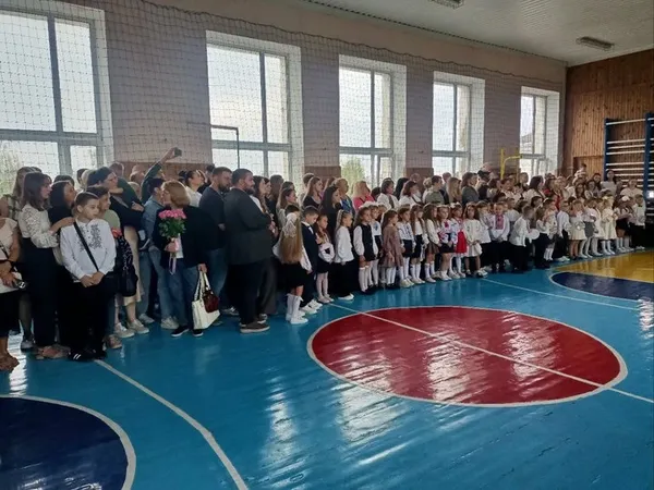 «Я її майже не бачу»: військовий у Луцьку повів доньку до першого класу (фото, відео)