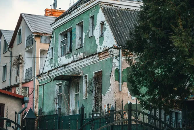 У Луцьку розчистили хащі біля занедбаного будинку на Ярощука (фото)