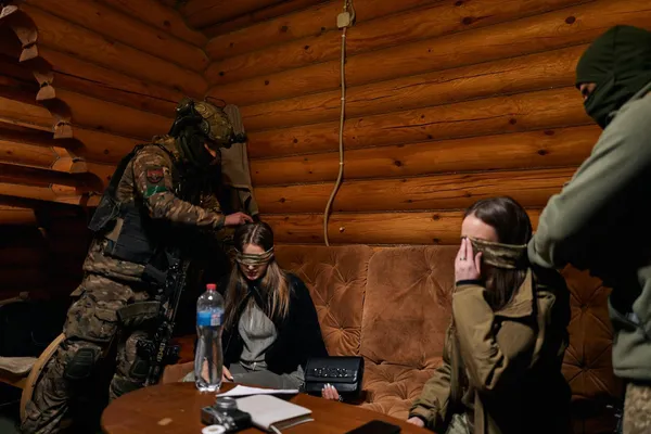 Зав'язали очі та вивезли в ліс: на Донеччині військовий освідчився коханій (фото)