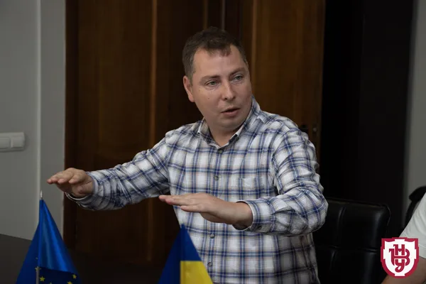 Волинські студенти під час розкопок знайшли стилізований герб Володимира XVI-XVII століття (фото)