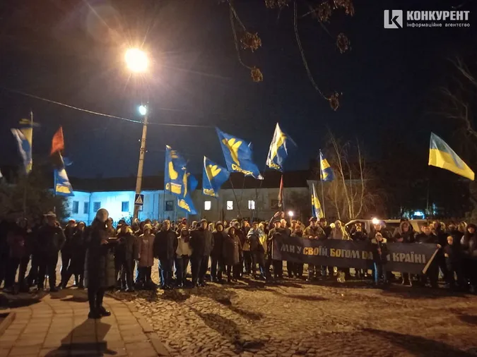 З волинкою та барабанами: у Луцьку пройшов «Марш правих традицій» (фото, відео)