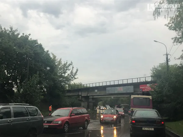 У Луцьку «попливла» вулиця: автомобілі стоять у заторах (фото)